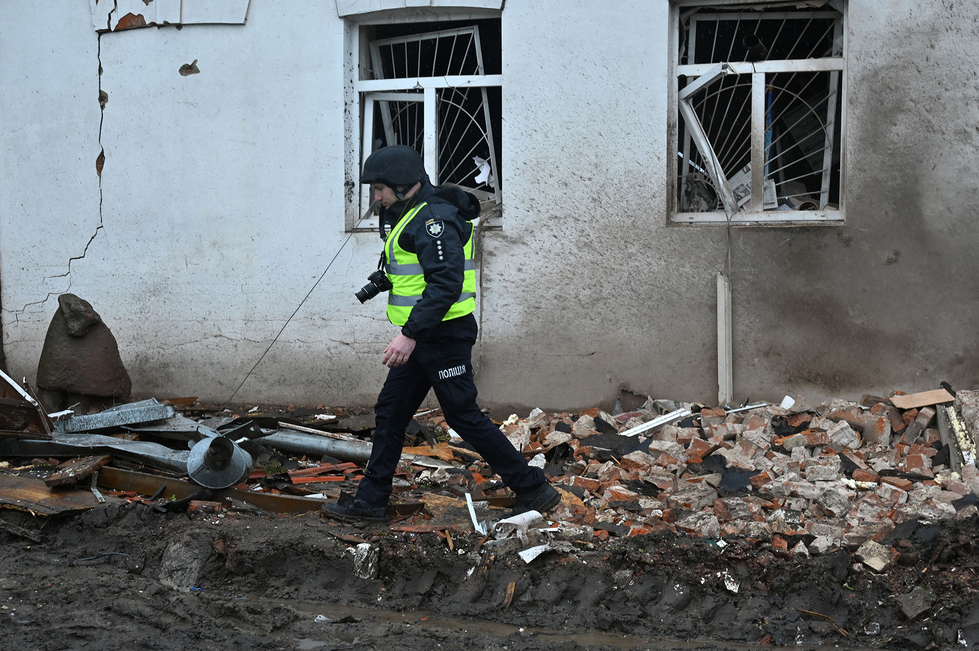 Платим по счетам. В Украине снова разрешили отключать свет, газ и воду за долги: как это работает